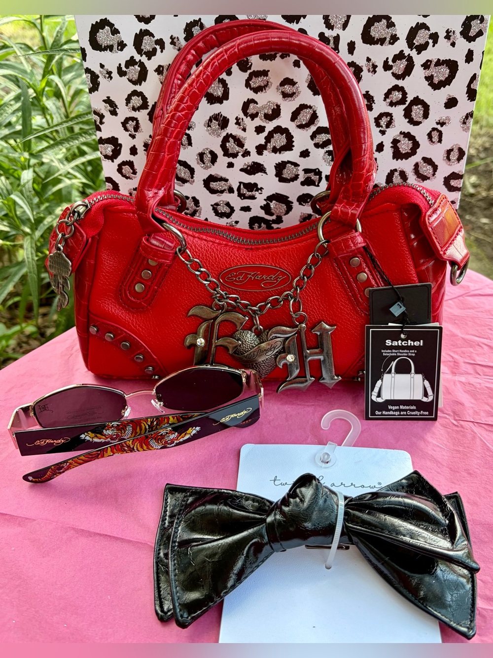 NWT ED HARDY Red Satchel/Crossbody with Decorative Charm Chain & Gift Ready❤️🎁🎊 - Picture 4 of 10